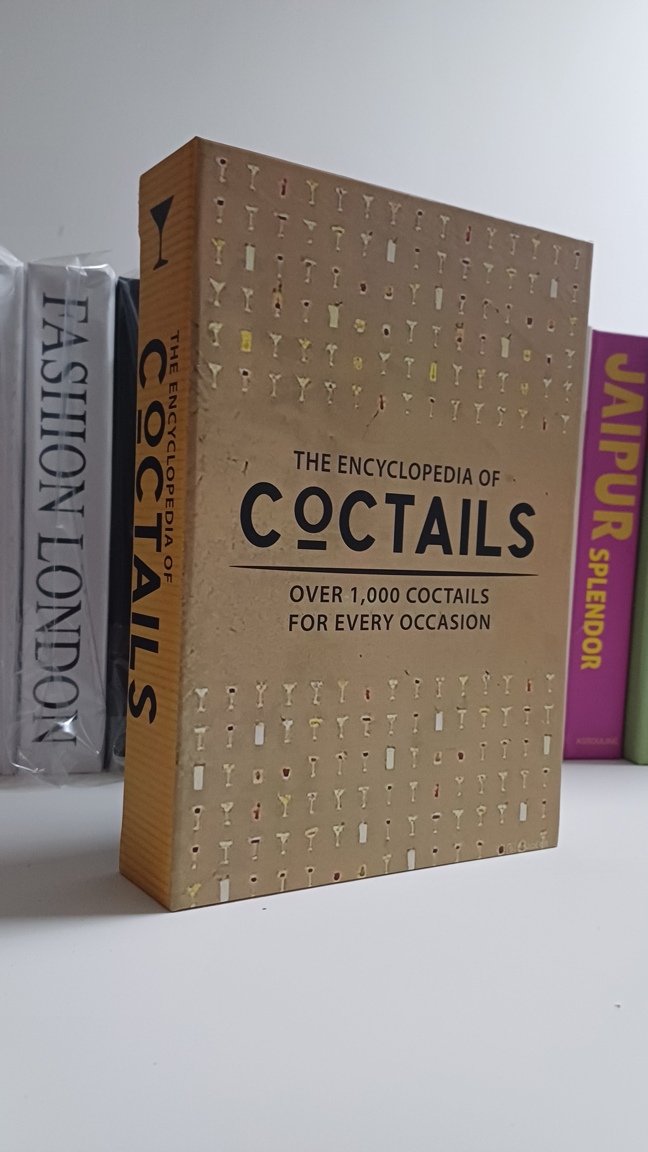 526 COCKTAILS dekoratif kitap kutusu