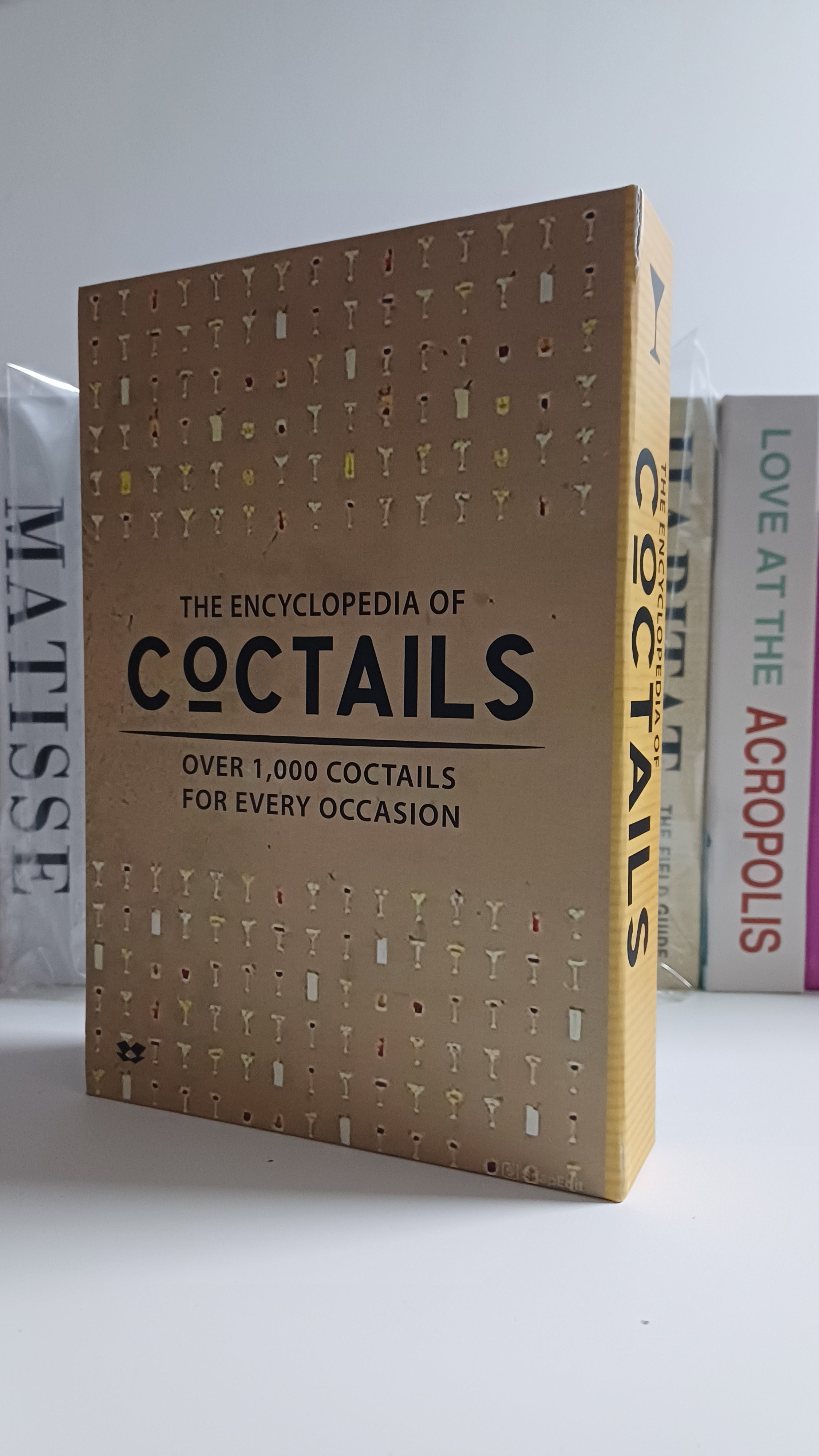 526 COCKTAILS dekoratif kitap kutusu